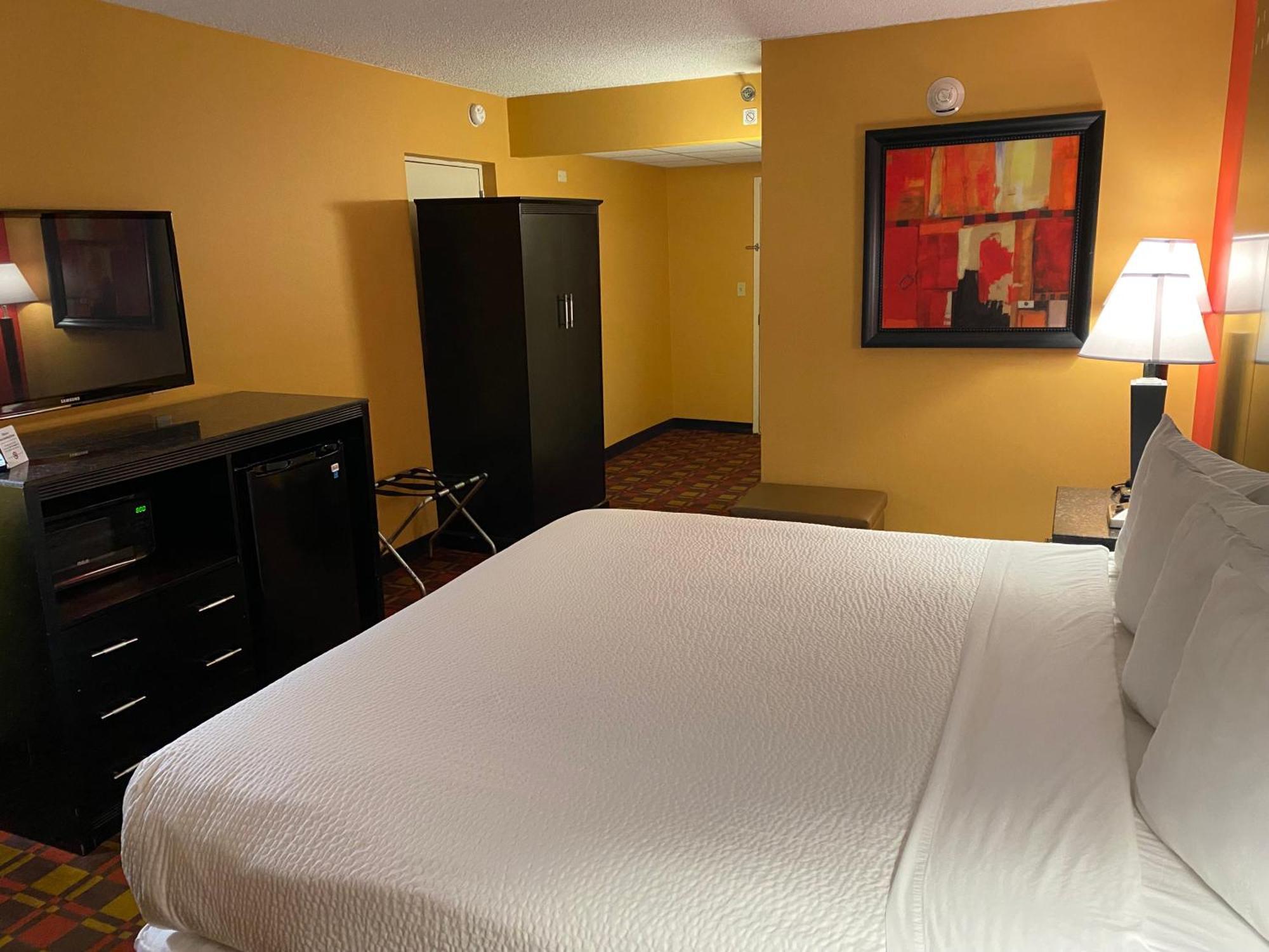 Ramada By Wyndham Rochelle Park Near Paramus Exterior foto